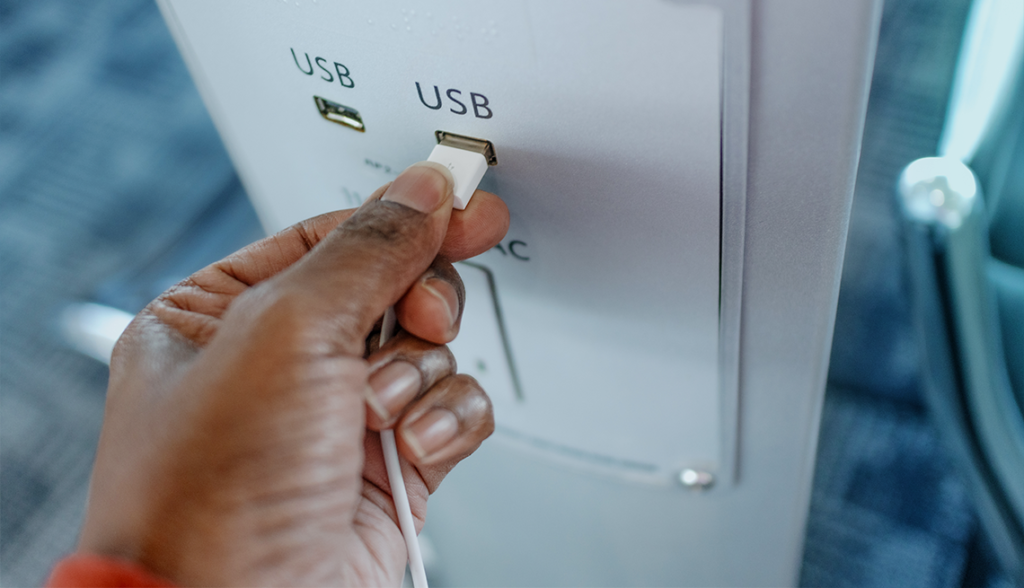 FOTO DE UN PUERTO USB PÚBLICO EN UN AEROPUERTO