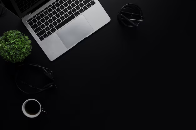 Una mesa de trabajo minimalista y oscura con un portátil, una llave de seguridad y un café, estilo "búnker digital