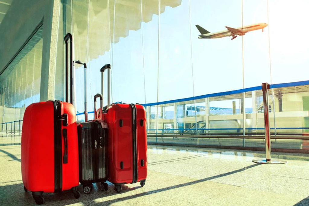 Localización exacta de una maleta en un aeropuerto mediante un AirTag en la pantalla de un smartphone
