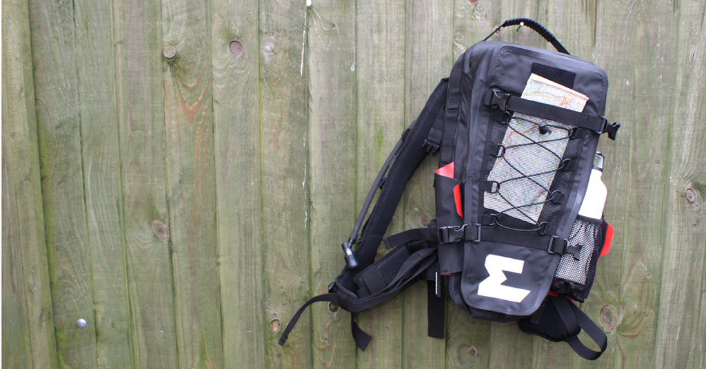 Mochila técnica encadenada a una estructura fija mediante un cable de acero retráctil de alta seguridad