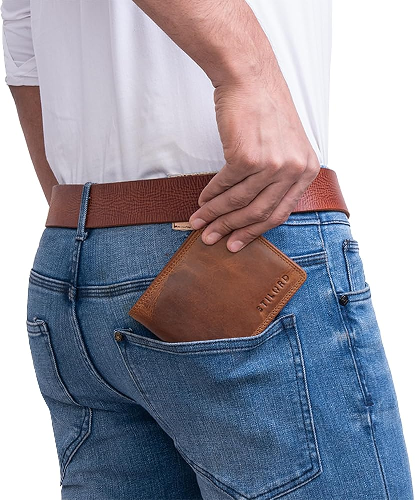 Durante décadas, la billetera de cuero tradicional ha sido el estándar, pero en el entorno urbano y táctico 

actual, ha quedado completamente obsoleta. El cuero cede, se deforma con la humedad y la temperatura, y lo más crítico: ofrece cero resistencia estructural frente a la flexión mecánica que rompe las tarjetas de crédito y nula protección contra el escaneo RFID/NFC no autorizado.