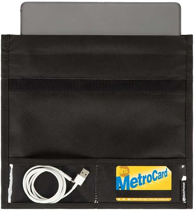 SLNT (Silent Pocket) Faraday Sleeve: Invisibilidad Ejecutiva

Para los periodistas y detectives privados que se reúnen con fuentes en hoteles, restaurantes de alto nivel o edificios gubernamentales, sacar una bolsa de nylon balístico puede levantar sospechas. SLNT (anteriormente Silent Pocket) resuelve esto fusionando el aislamiento militar con la alta costura.