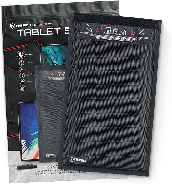 Bolsa de Faraday Mission Darkness de grado forense abierta mostrando la malla TitanRF interna junto a una tablet
