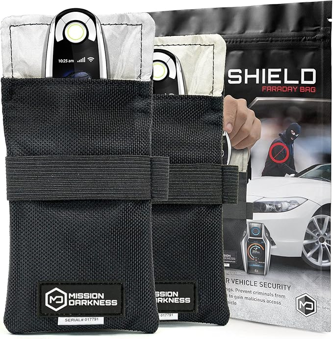 Funda táctica Mission Darkness Key Fob Shield con malla TitanRF bloqueando la señal de una llave de coche