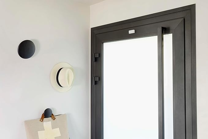 Sensor acústico inalámbrico Somfy Protect monitorizando la rotura de cristales en una puerta corredera