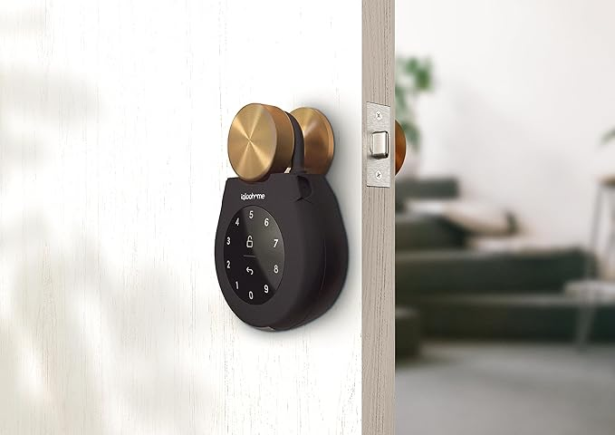 Caja fuerte inteligente igloohome Smart Keybox 3 colgada en una reja generando códigos PIN remotos offline