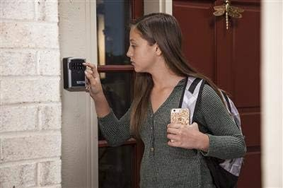 Caja de seguridad híbrida Master Lock 5441E Bluetooth Select Access siendo desbloqueada mediante un smartphone