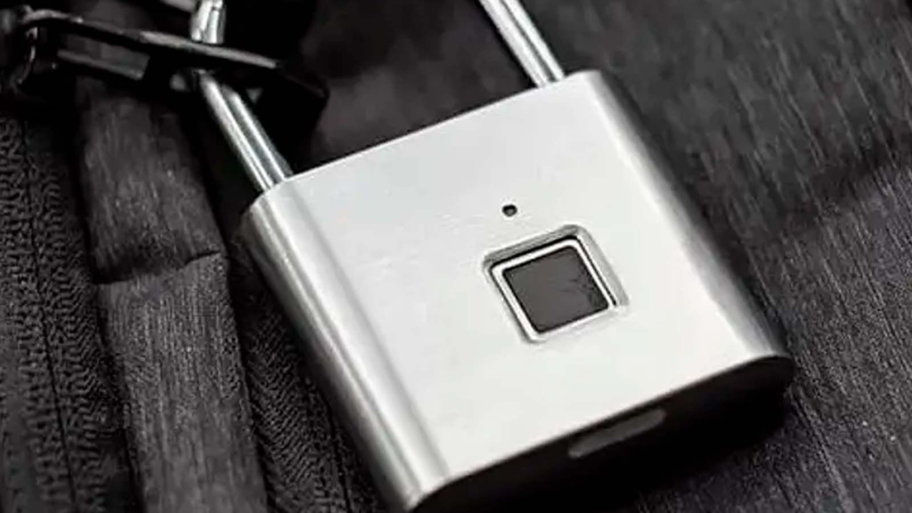 Usuario desbloqueando un candado inteligente Bluetooth con su teléfono móvil