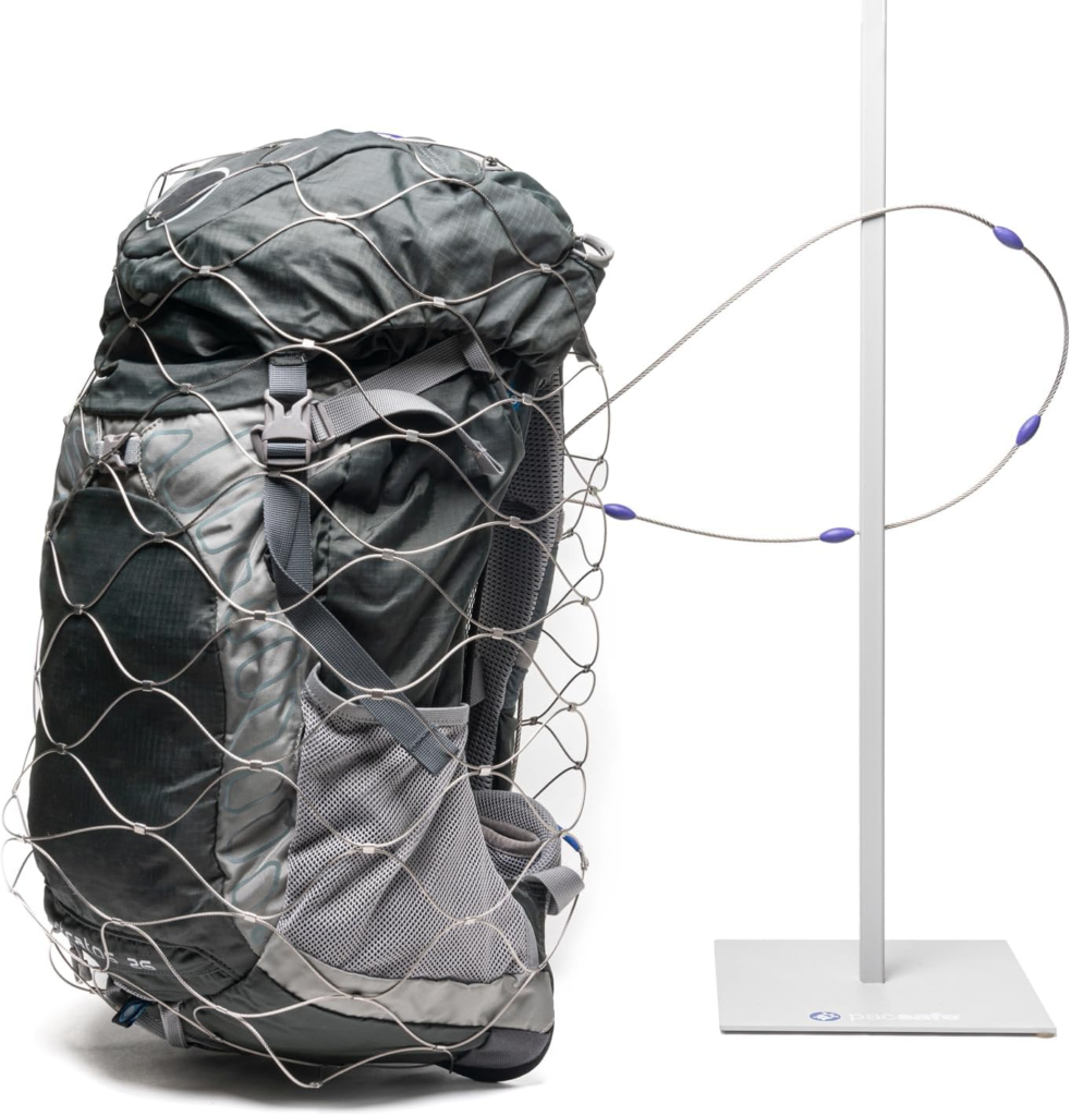 Pacsafe 120L cubriendo una maleta grande junto a otra pequeña