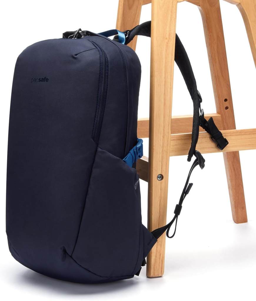 Pacsafe Vibe 25L mostrando el interior y la correa asegurada a una silla