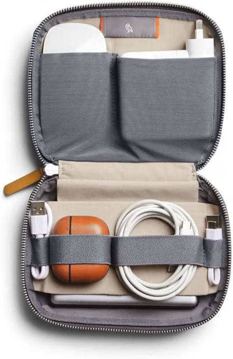 Bellroy Tech Kit abierto completamente en posición plana